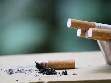 Un cenicero con cigarros Un cenicero con cigarros