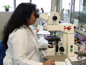 Hipra comenzará a producir la primera vacuna española contra la Covid-19 en octubre