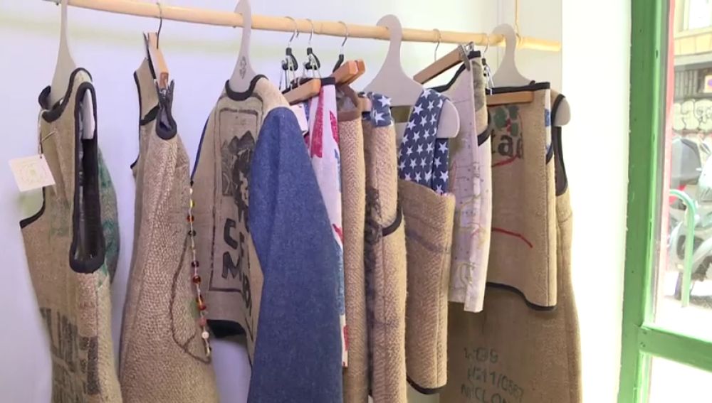 Descubrimos la moda ecológica a través de una tienda que fabrica prendas de ropa a partir de sacos de café reciclado