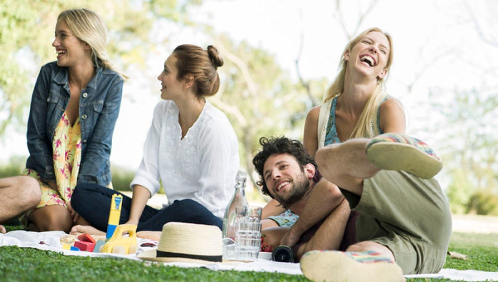 Un grupo de jóvenes haciendo un picnic