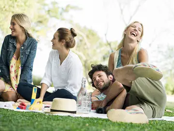 Un grupo de jóvenes haciendo un picnic Un grupo de jóvenes haciendo un picnic