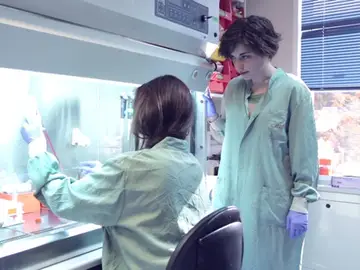 Imagen de una de las alumnas que participaron en la ‘Inmersión en el laboratorio’ durante la primera edición de CNIO & The City. Imagen de una de las alumnas que participaron en la ‘Inmersión en el laboratorio’ durante la primera edición de CNIO & The City.