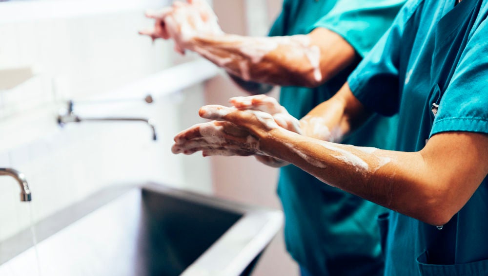 Médico lavándose las manos