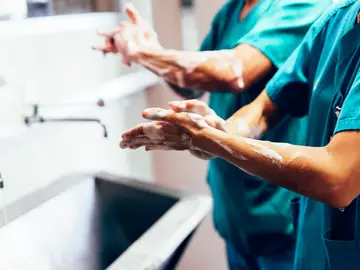 Médico lavándose las manos Médico lavándose las manos