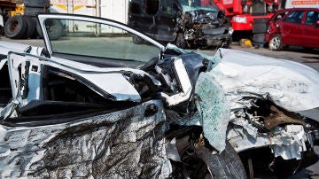 Vista de los dos vehículos implicados en un accidente de tráfico Vista de los dos vehículos implicados en un accidente de tráfico