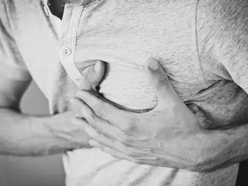 hombre con dolor en el pecho hombre con dolor en el pecho