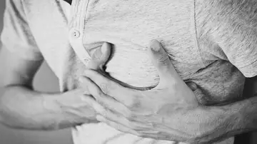 hombre con dolor en el pecho hombre con dolor en el pecho