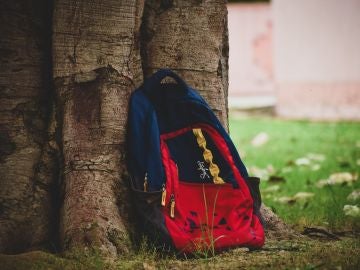 Las mochilas del colegio de los niños superan el peso recomendado en España