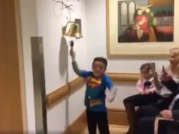 Un niño de seis años celebra la victoria al cáncer tras su última quimioterapia Un niño de seis años celebra la victoria al cáncer tras su última quimioterapia