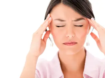 Una mujer con dolor de cabeza. Una mujer con dolor de cabeza.