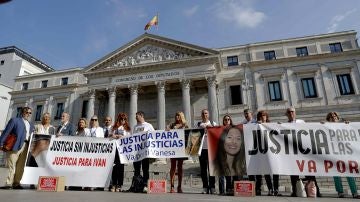 amiliares de fallecidos por atropello entregan más de 242.000 firmas en el Congreso para pedir penas más duras por conducir bajo los efectos del alcohol y las drogas amiliares de fallecidos por atropello entregan más de 242.000 firmas en el Congreso para pedir penas más duras por conducir bajo los efectos del alcohol y las drogas