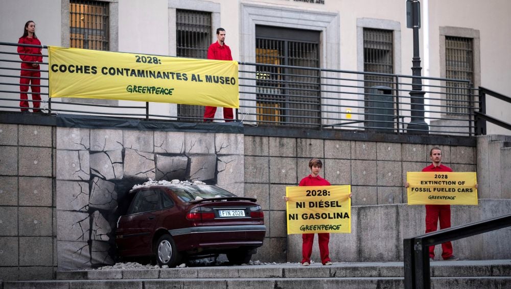 Greenpeace estrella un coche contra el Reina Sofía para denunciar el aumento de la temperatura global