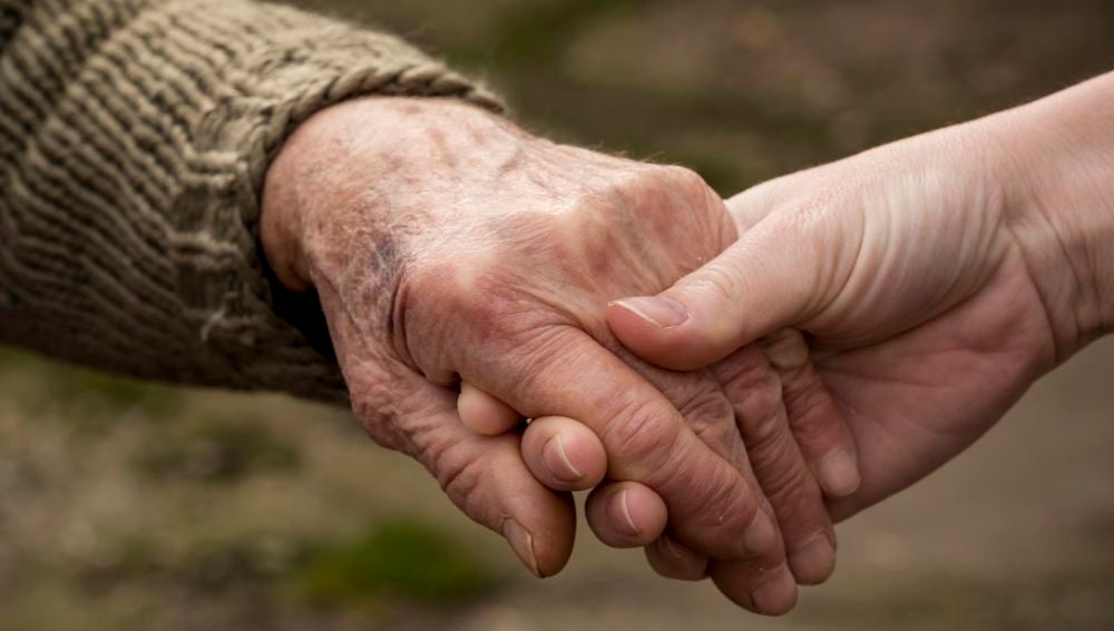 Una abuela con Alzheimer reconoce a su nieta