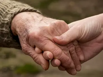 Una abuela con Alzheimer reconoce a su nieta Una abuela con Alzheimer reconoce a su nieta