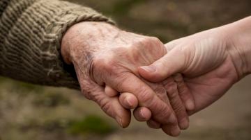Una abuela con Alzheimer reconoce a su nieta Una abuela con Alzheimer reconoce a su nieta