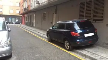 Imagen del coche del alcalde de Granada estacionado sobre la acera