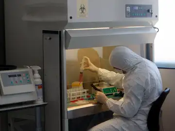 Un equipo de oncólogos trabaja en un laboratorio esterilizado Un equipo de oncólogos trabaja en un laboratorio esterilizado