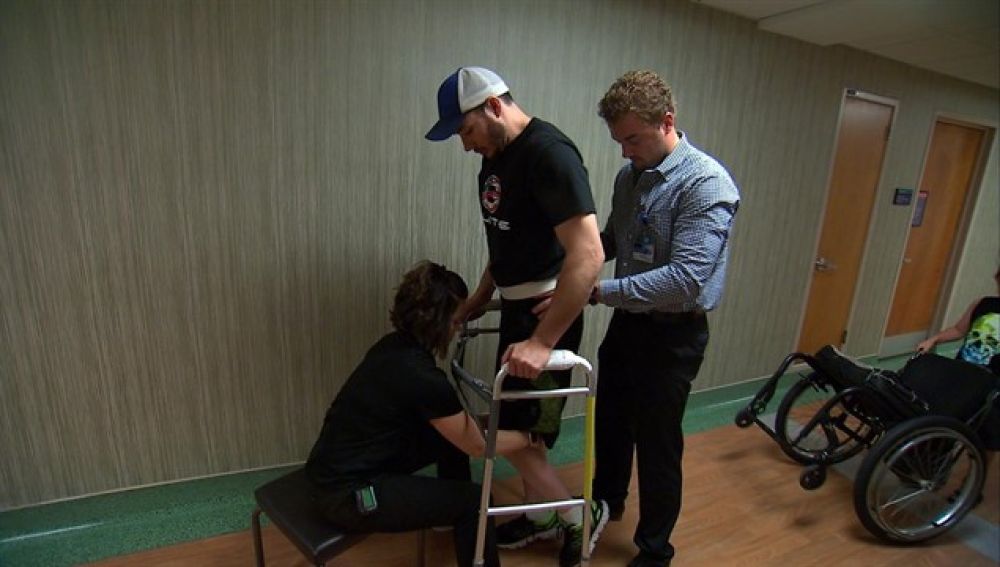 Un parapléjico consigue caminar gracias a la estimulación eléctrica en su médula espinal