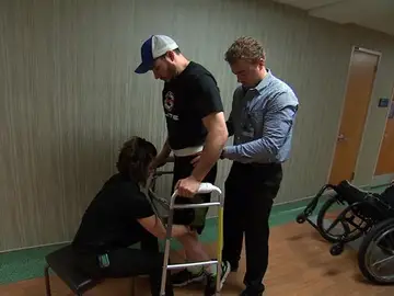 Un parapléjico consigue caminar gracias a la estimulación eléctrica en su médula espinal Un parapléjico consigue caminar gracias a la estimulación eléctrica en su médula espinal