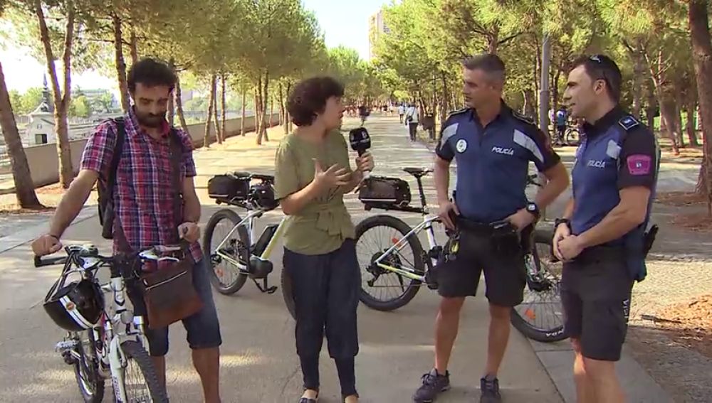 Aprendemos a montar en bici respetando las normas con la Policía Municipal de Madrid 