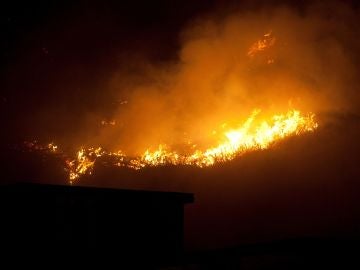 El incendio forestal de Mondariz ha quemado ya 120 hectáreas