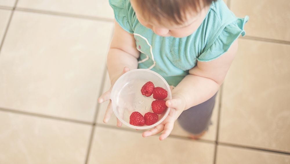 bebé comiendo fresas