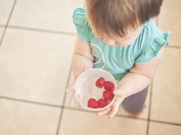 bebé comiendo fresas bebé comiendo fresas