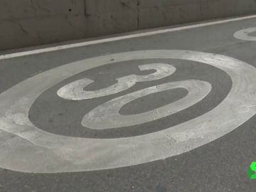 Imagen de una señalización que limita la velocidad máxima a 30 kilómetros por hora Imagen de una señalización que limita la velocidad máxima a 30 kilómetros por hora