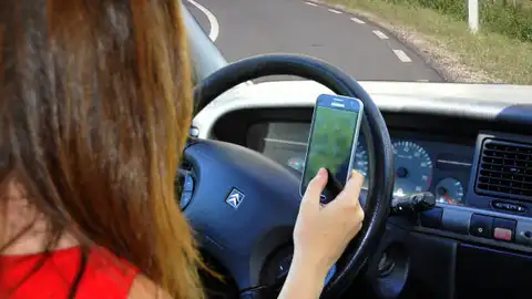 Hablar con el móvil al volante Hablar con el móvil al volante