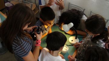 Un grupo de niños en una actividad científica Un grupo de niños en una actividad científica
