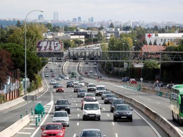 Tráfico denso en una carretera (A-6) a la salida de Madrid