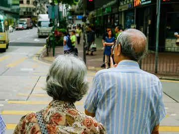 Una pareja mayor a punto de cruzar Una pareja mayor a punto de cruzar