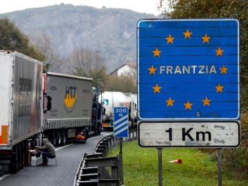 Imagen de archivo de camiones retenidos a un kilómetro de la frontera con Francia