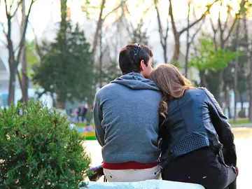 Pareja en un parque Pareja en un parque