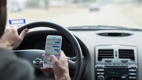 Móvil al volante Móvil al volante