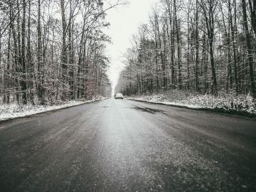 Placas de hielo en la carretera
