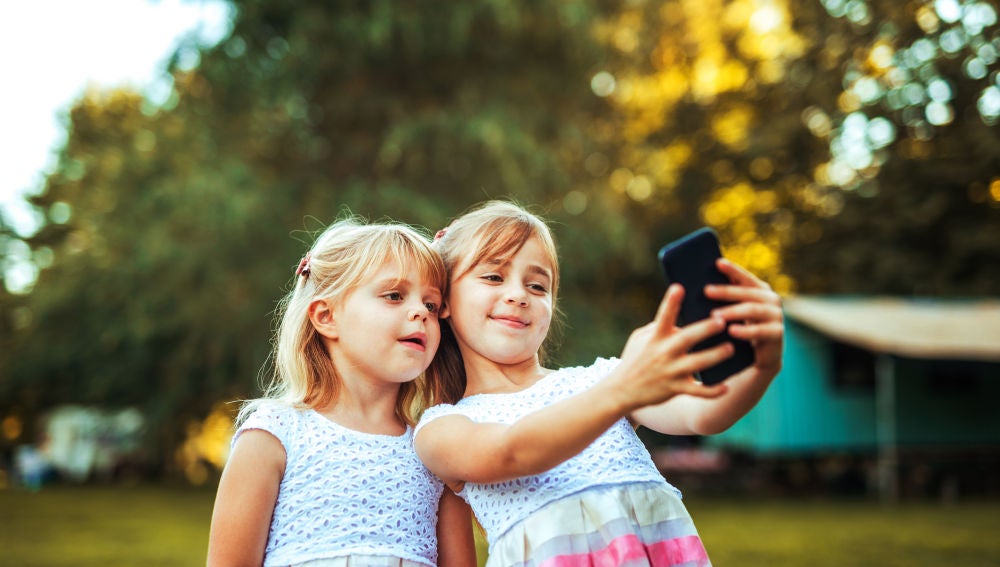No existe una edad concreta a partir de la cual se recomiende el uso de móvil en menores, pero la tendencia es cada vez más restrictiva.