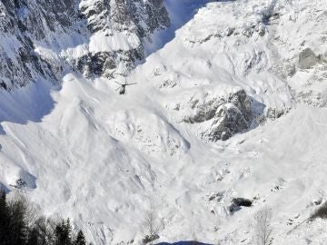 Un helicóptero participa en las labores de rescate de los esquiadores en los Alpes italianos