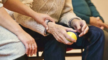Alzheimer: El 80% de los pacientes está al cuidado de un familiar Alzheimer: El 80% de los pacientes está al cuidado de un familiar