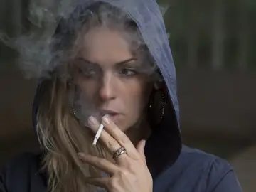 Adolescente fumando Adolescente fumando