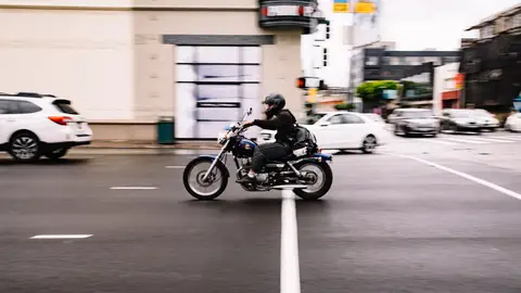 Motorista con una mochila Motorista con una mochila
