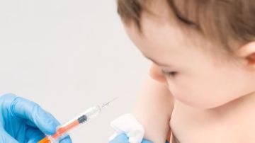 Imagen de un niño antes de ser vacunado Imagen de un niño antes de ser vacunado