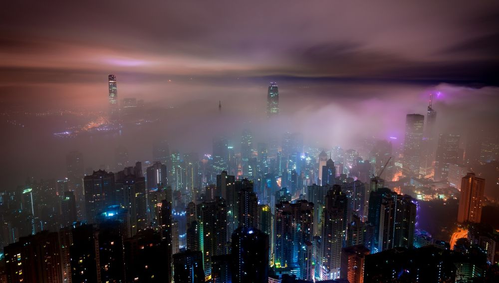 Contaminación de una ciudad por la noche