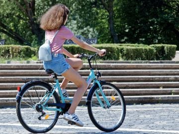 Una chica montando en bicicleta