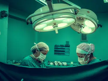 Cirujanos en un quirófano Cirujanos en un quirófano