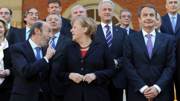 Rubalcaba en una foto de familia junto a Ángela Merkel