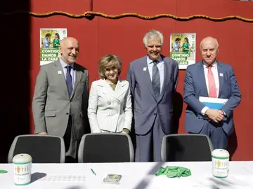 La ministra de Sanidad Luisa Carcedo, el presidente de la AECC, Ignacio Muñoz, el secretario general de Sanidad Faustino Blanco, y el Director de Ordenación Profesional Rodrigo Gutiérrez La ministra de Sanidad Luisa Carcedo, el presidente de la AECC, Ignacio Muñoz, el secretario general de Sanidad Faustino Blanco, y el Director de Ordenación Profesional Rodrigo Gutiérrez