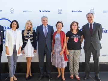 De izquierda a derecha, José Luis González Álvarez, Rebeca Palomo Díaz, Ángeles Carmona Vergara, Ignacio Garralda Ruiz de Velasco, Pilar Martín Nájera, Ana Bella Estévez y Silvio González Moreno De izquierda a derecha, José Luis González Álvarez, Rebeca Palomo Díaz, Ángeles Carmona Vergara, Ignacio Garralda Ruiz de Velasco, Pilar Martín Nájera, Ana Bella Estévez y Silvio González Moreno