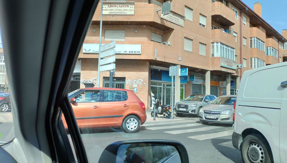 Cambiar  de lugar un metro el espejo que ayuda  a los conductores que bajan por la calle Virgen del Pilar en Collado Villalba 