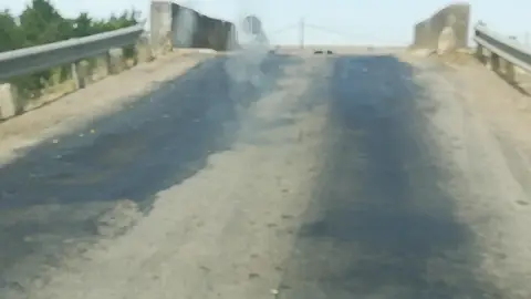 Carretera en mal estado P-953 En el km21 de la carretera P-953 entre Fuentes de Nava y Autillo de Campo hay un puente en muy mal estado. Hace poco han puesto la señal avisando de que el firme está en mal estado pero eso no resuelve el problema. El puente lleva así mucho tiempo y se ha empeorado muchísimo. Es el lugar transitorio tanto para los vehículos de turismo como las cosechadoras y tractores. Esta señalizado firme en mal estado pero eso no mejora el estado del puente.